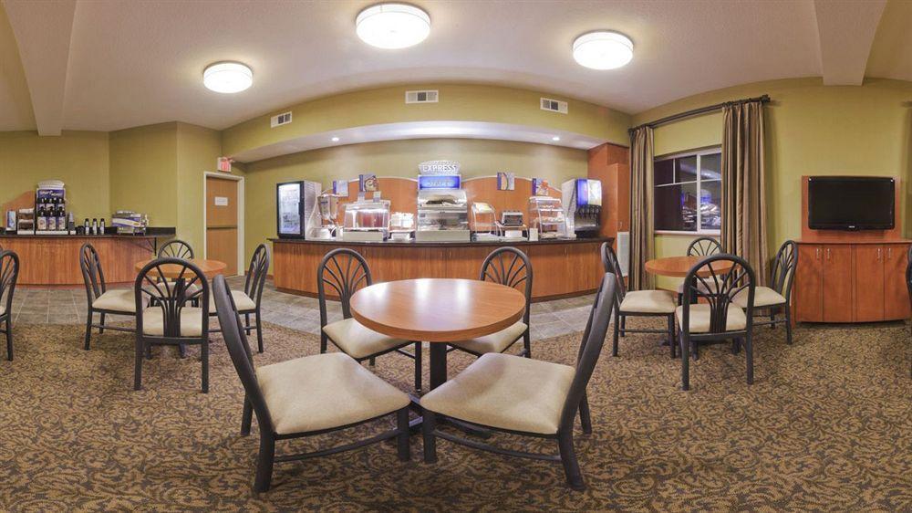 Holiday Inn Express & Suites קניונוויל מראה חיצוני תמונה